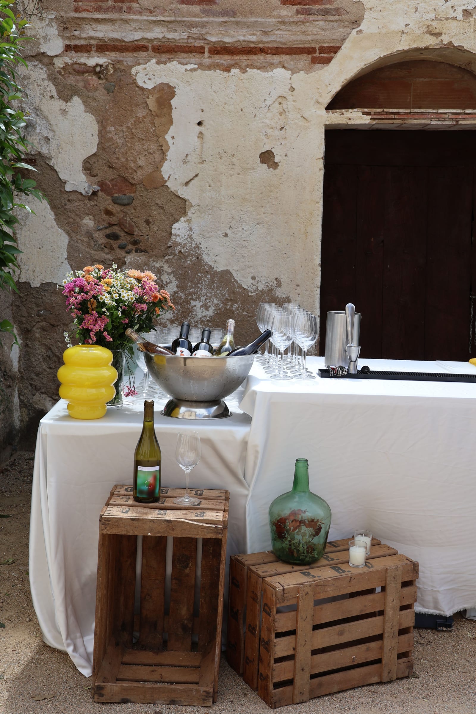 Barra de bebidas con cajas de madera y flores