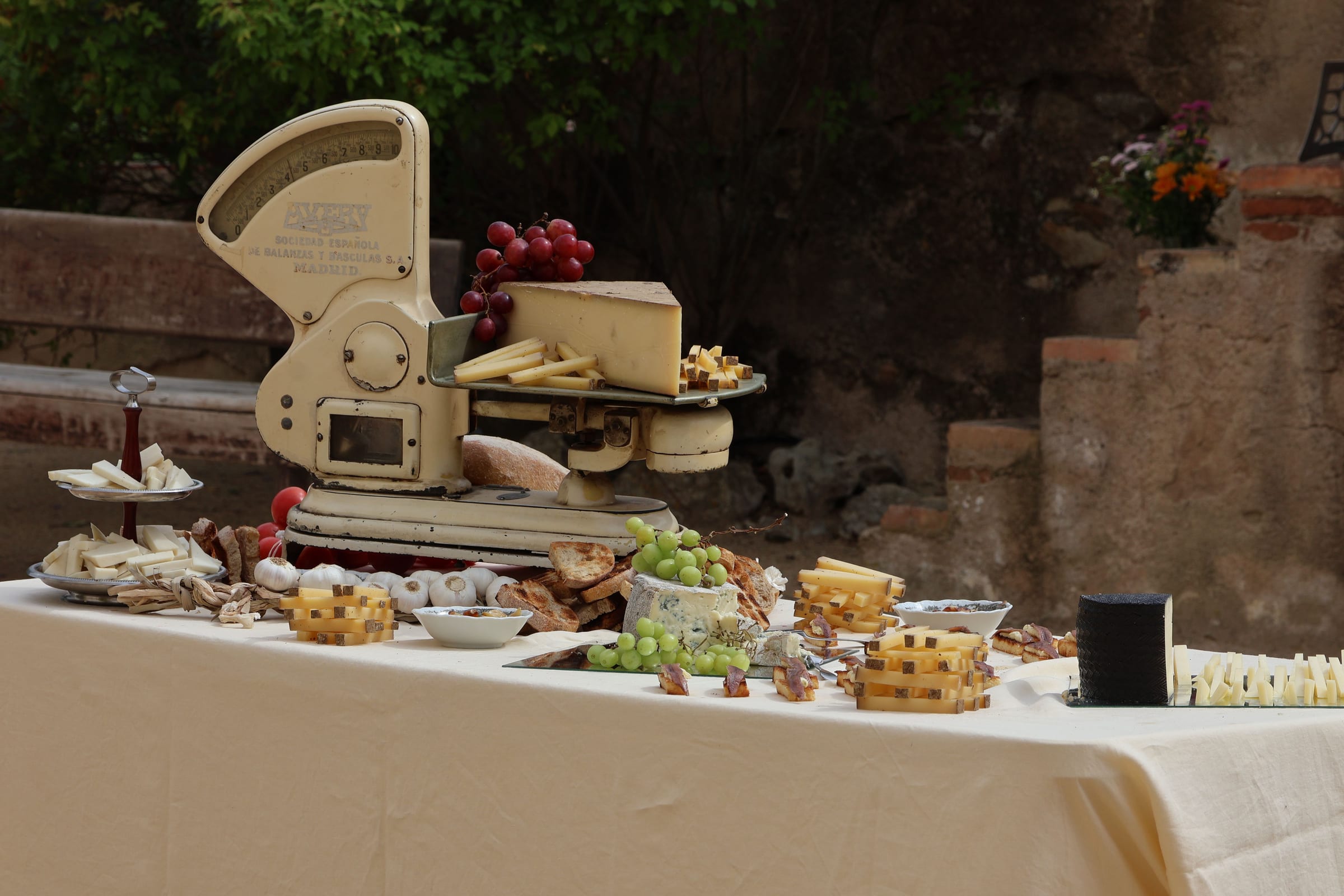Buffet con una báscula antigua en una mesa larga