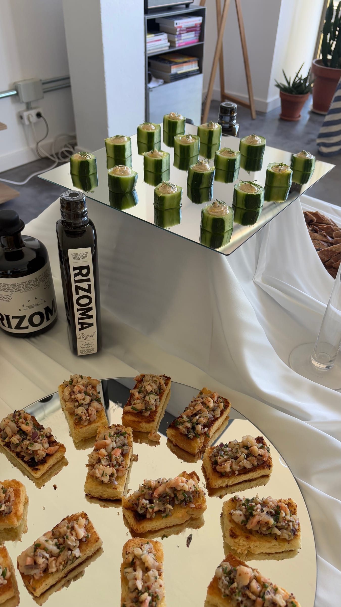 Vasitos verdes y tostadas en una mesa blanca