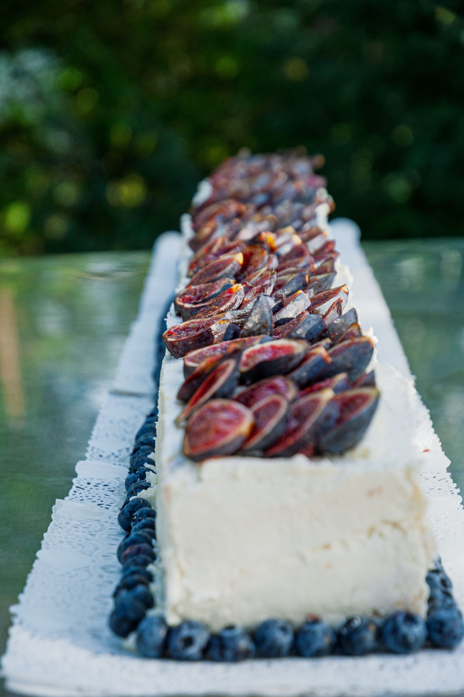 Tarta alargada con higos y arándanos