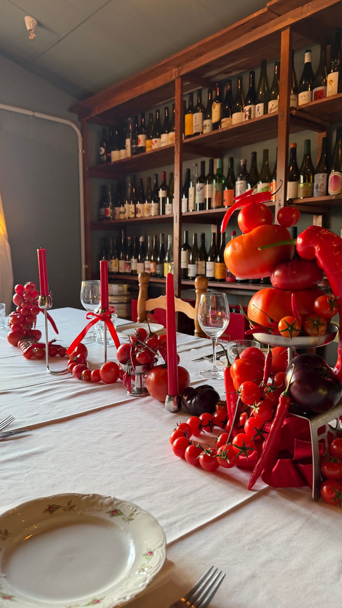 Mesa con fruta roja frente a una bodega