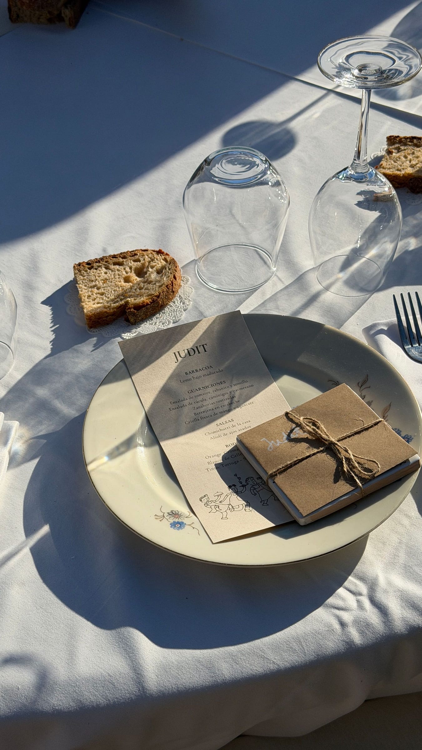 Plato con pan y servilleta al sol