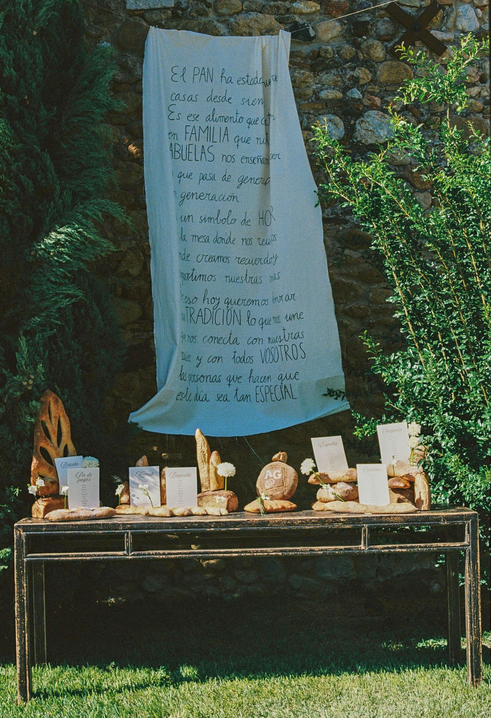 Menú escrito en tela colgado sobre una mesa en el jardín