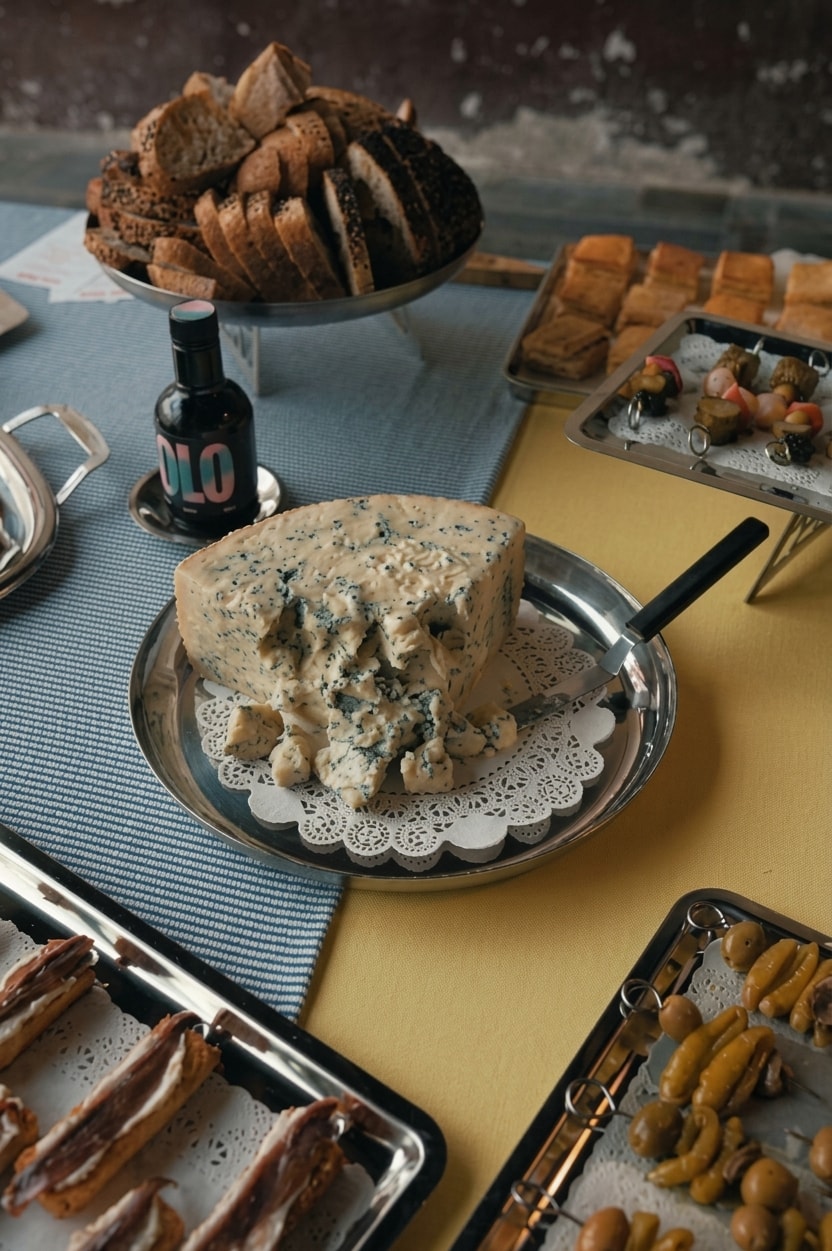 Bodegón de mesa dulce con tartas artesanales y frutos del bosque