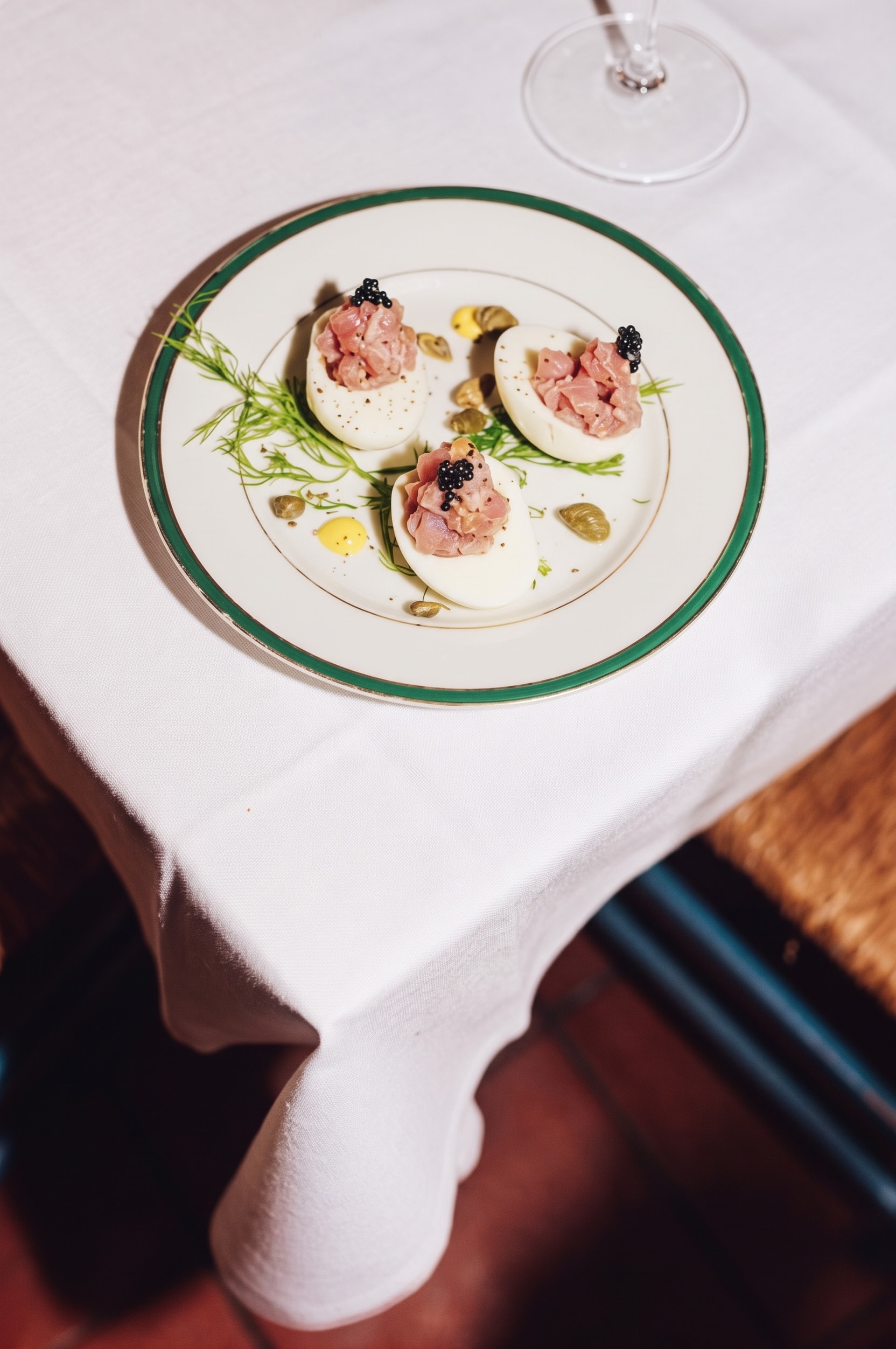 Cucharilla de degustación con huevo relleno, steak tartar y caviar