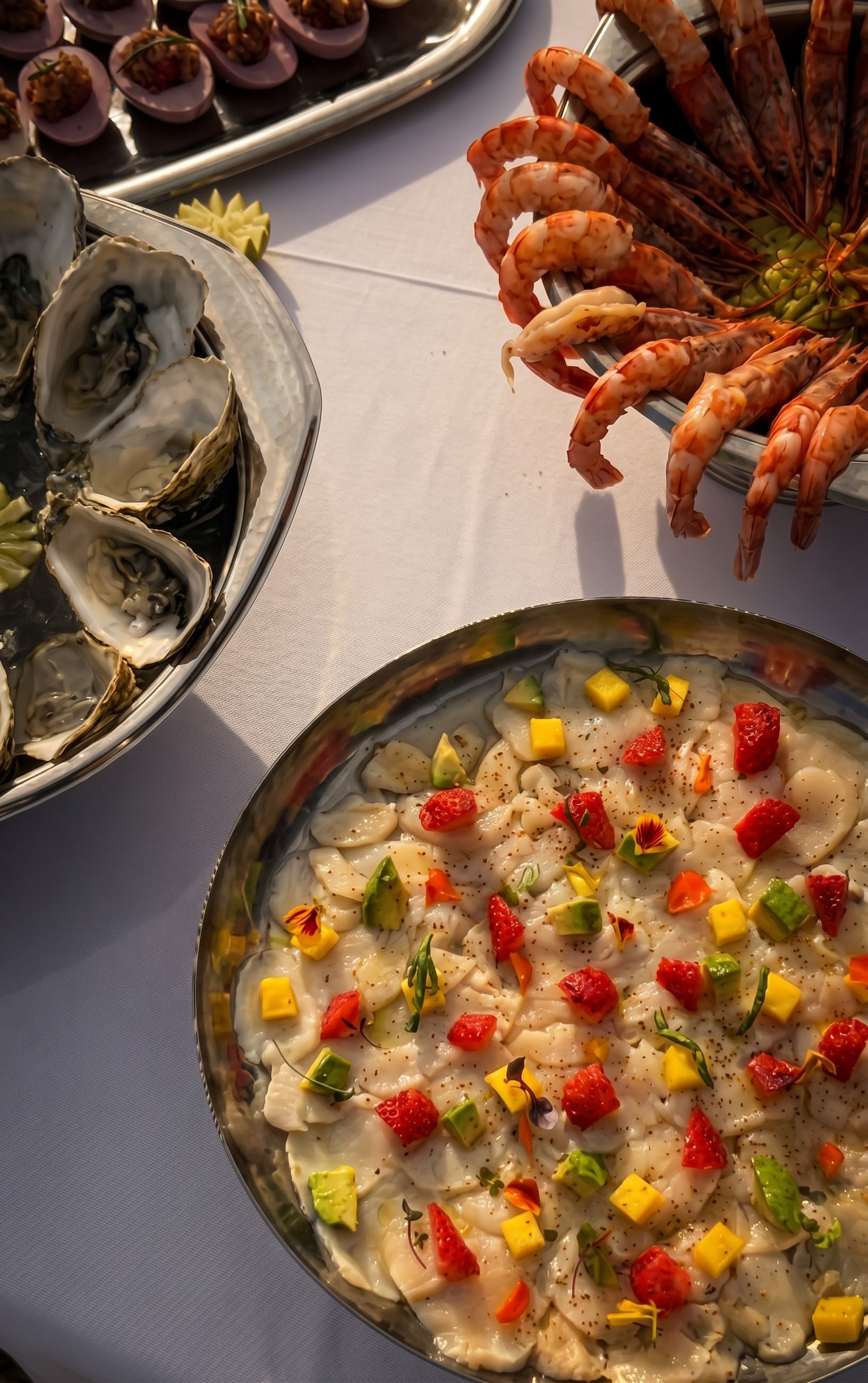 Detalle de creación culinaria servida en cerámica de diseño