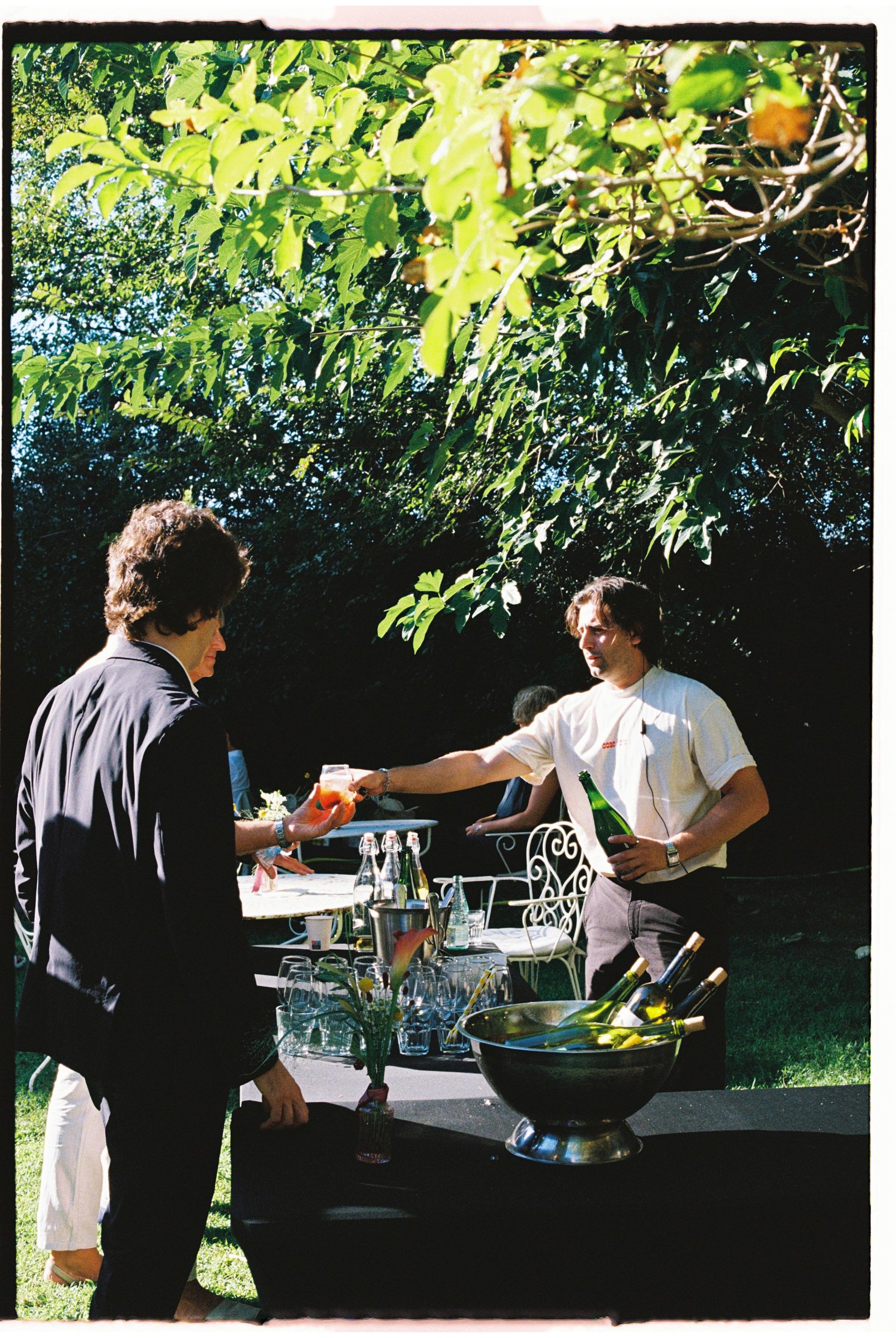 Barra de bebidas en el jardín