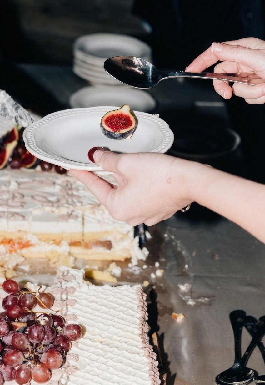 Sirviendo un trozo de tarta con higos