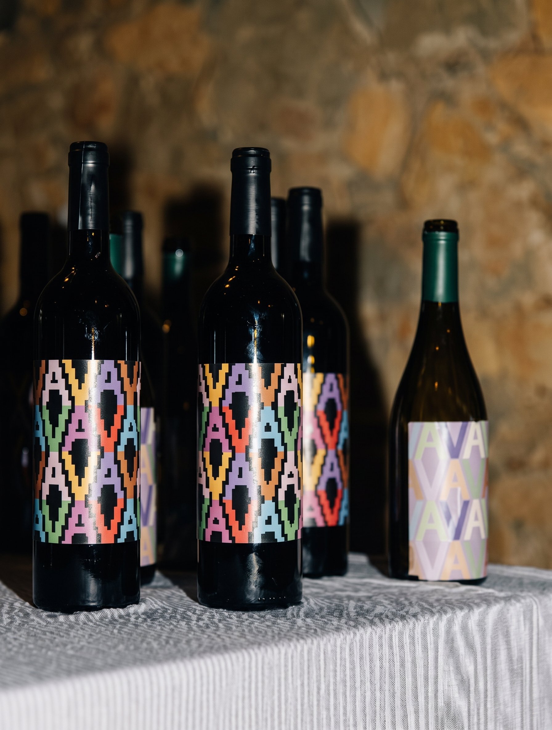 Botellas de vino con etiquetas de colores