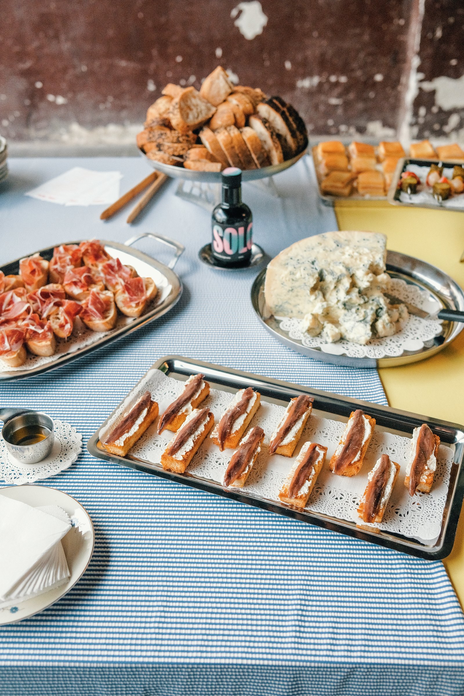 Bandejas de comida sobre un mantel de rayas azules