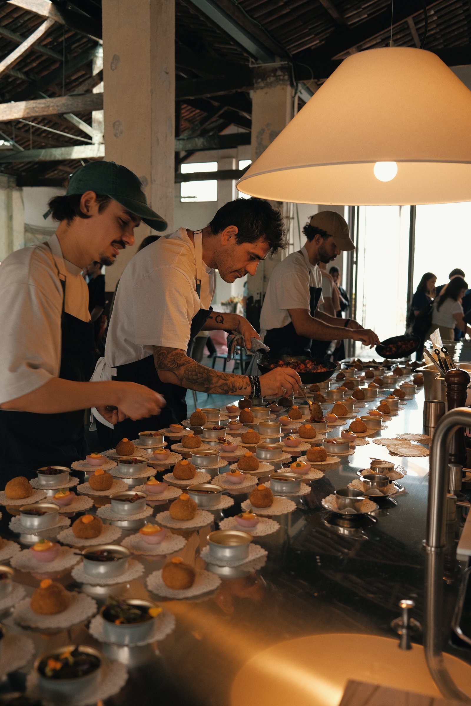 Equipo de cocina emplatando en una barra larga