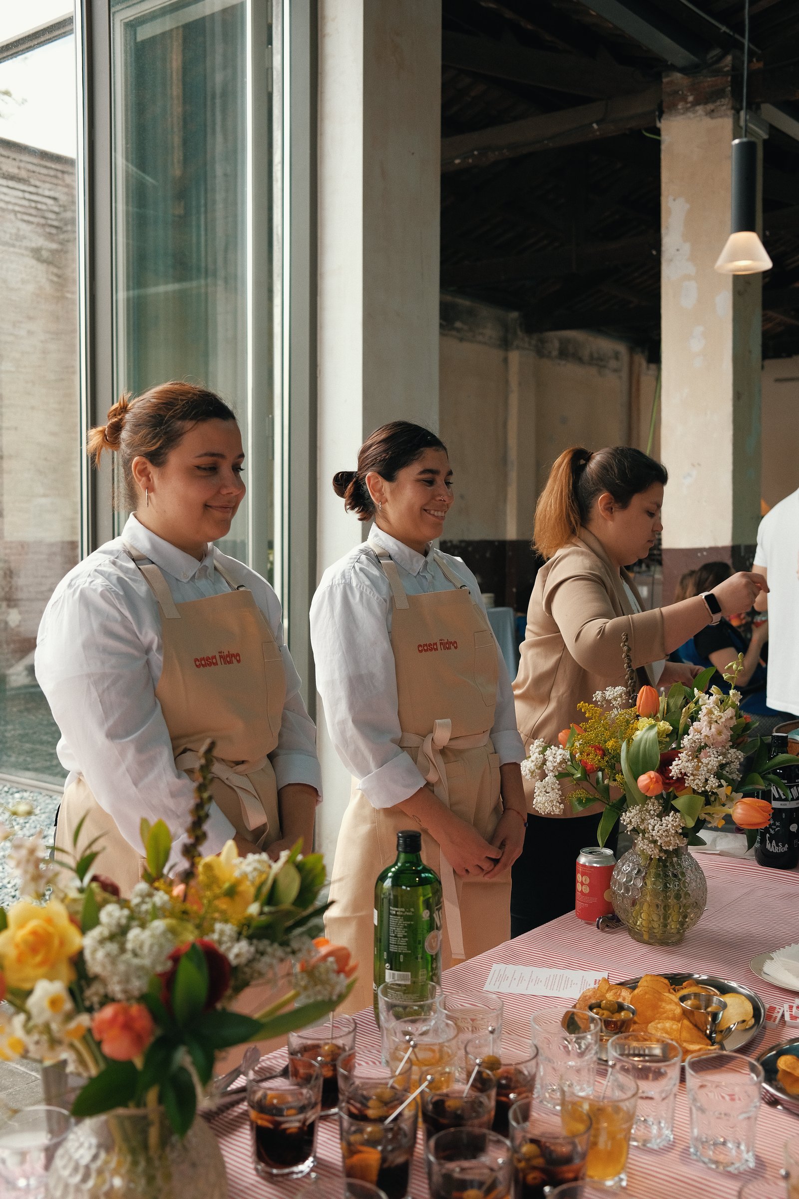 Equipo de sala junto a la mesa de bebidas