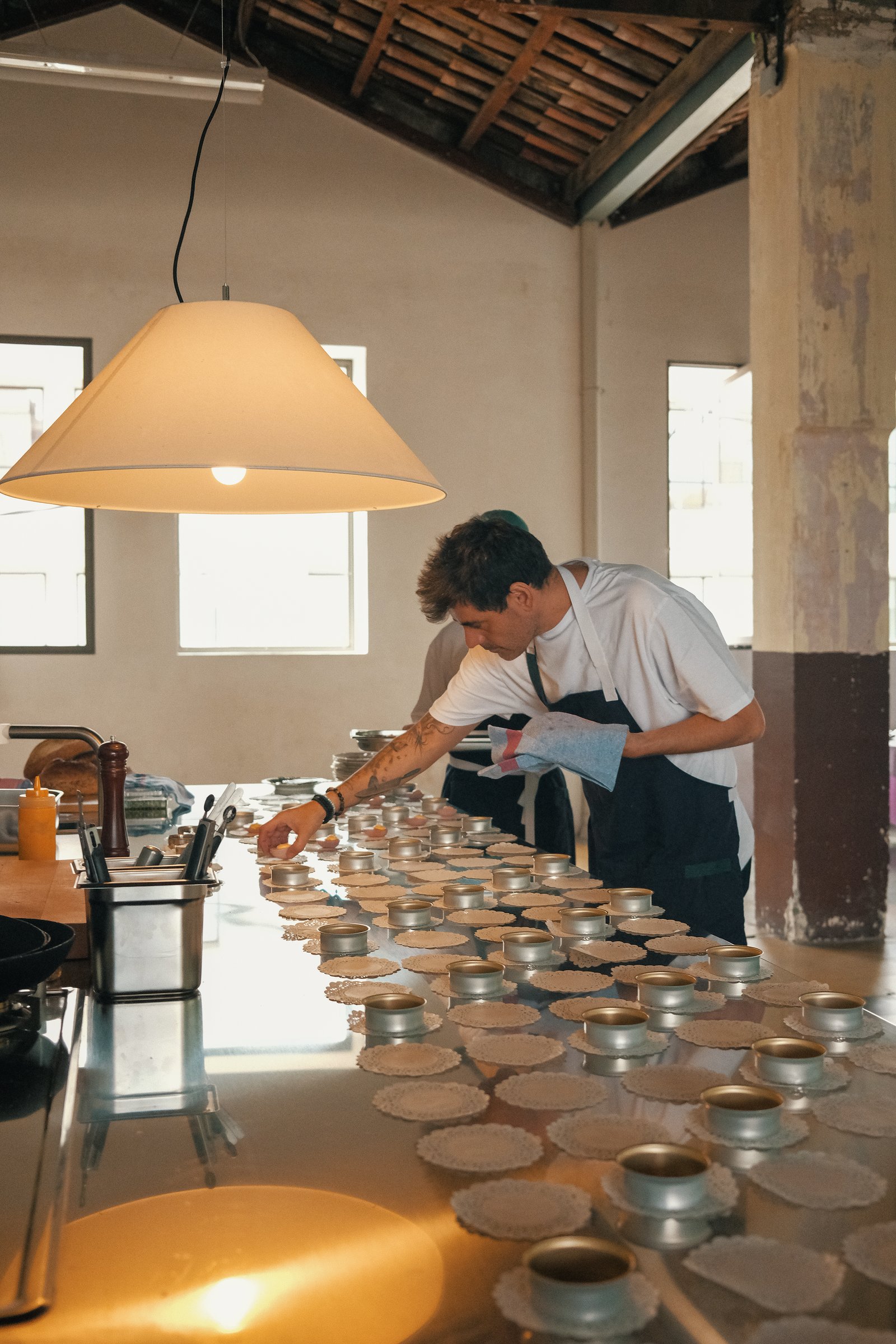 Cocinero emplatando bajo una lámpara
