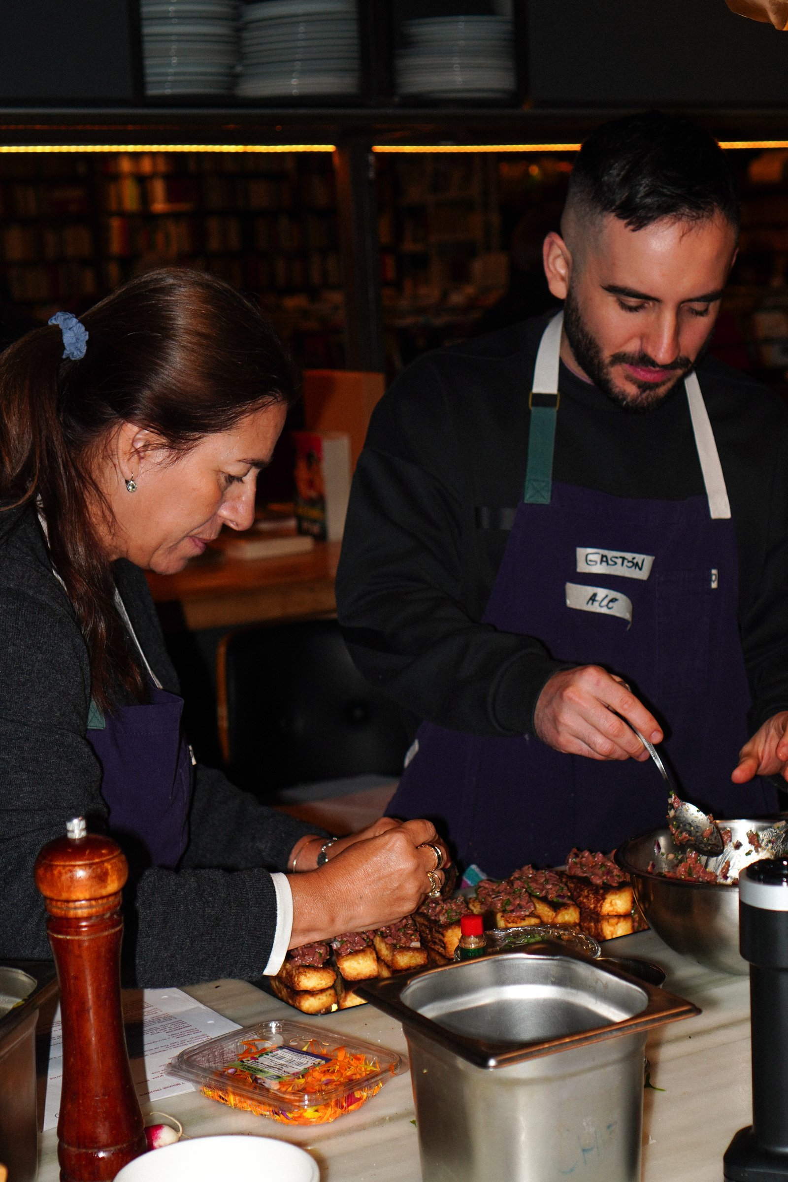 Dos participantes cocinando con delantal