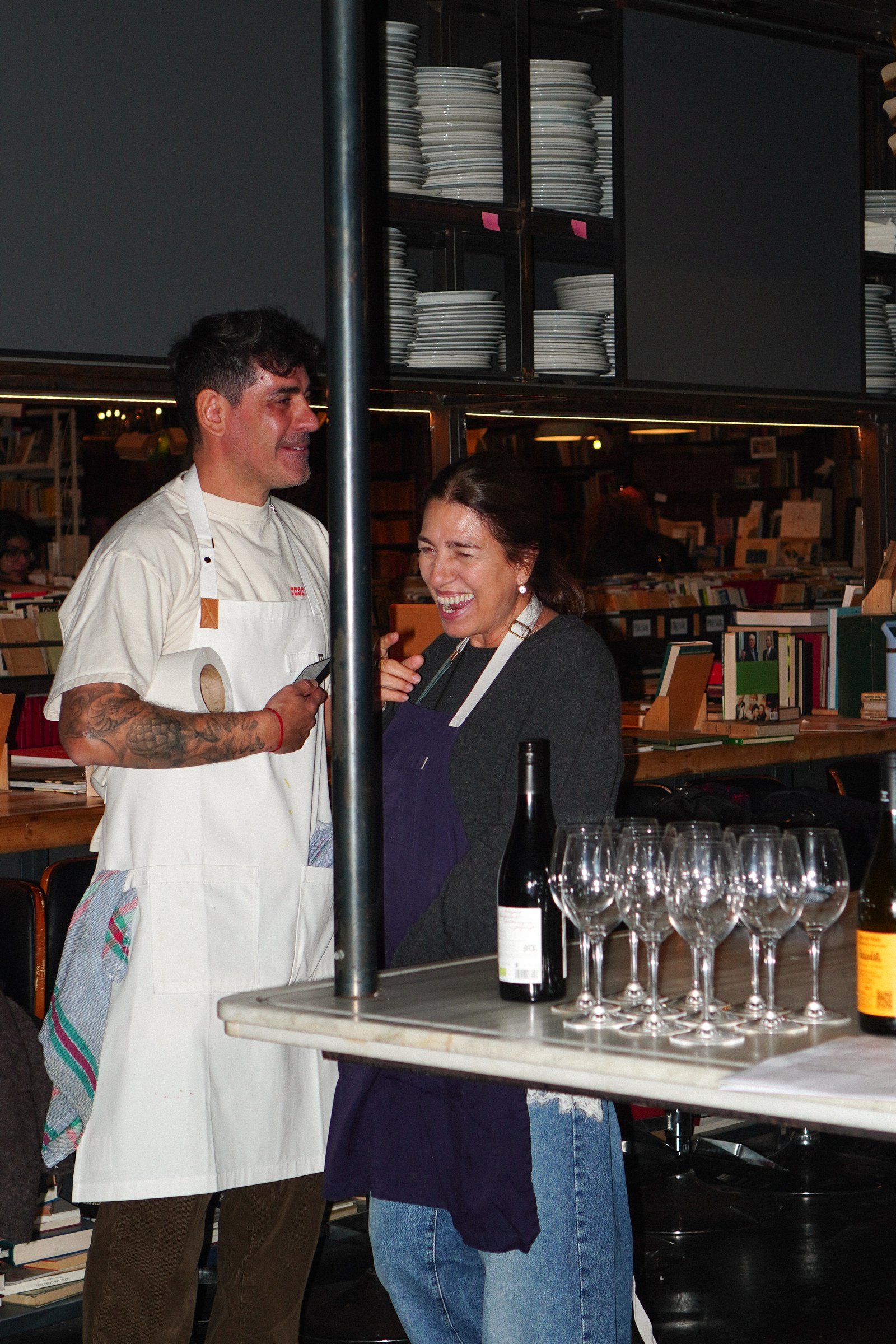El chef y una participante riendo junto a la barra