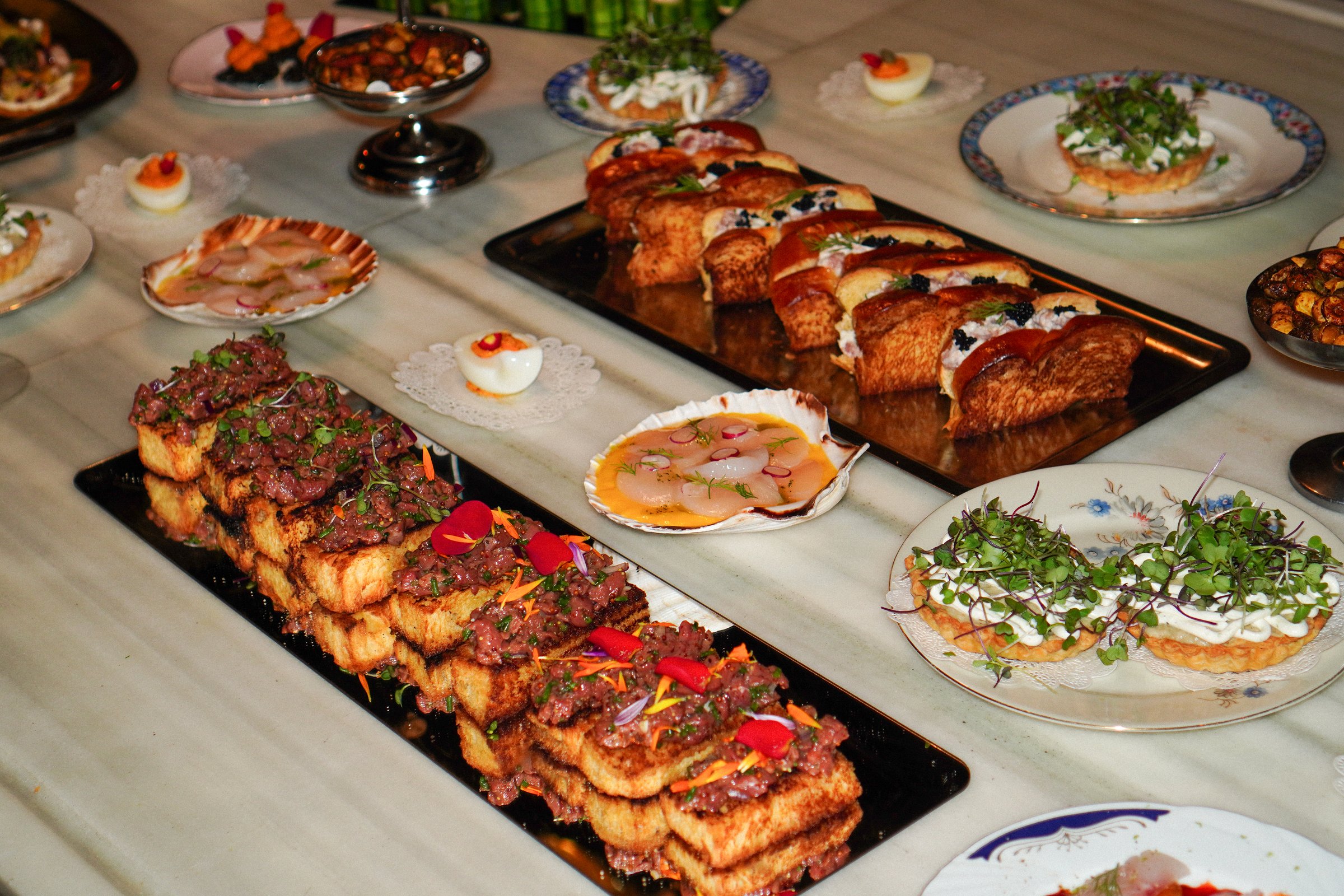 Mesa servida con los platos del taller