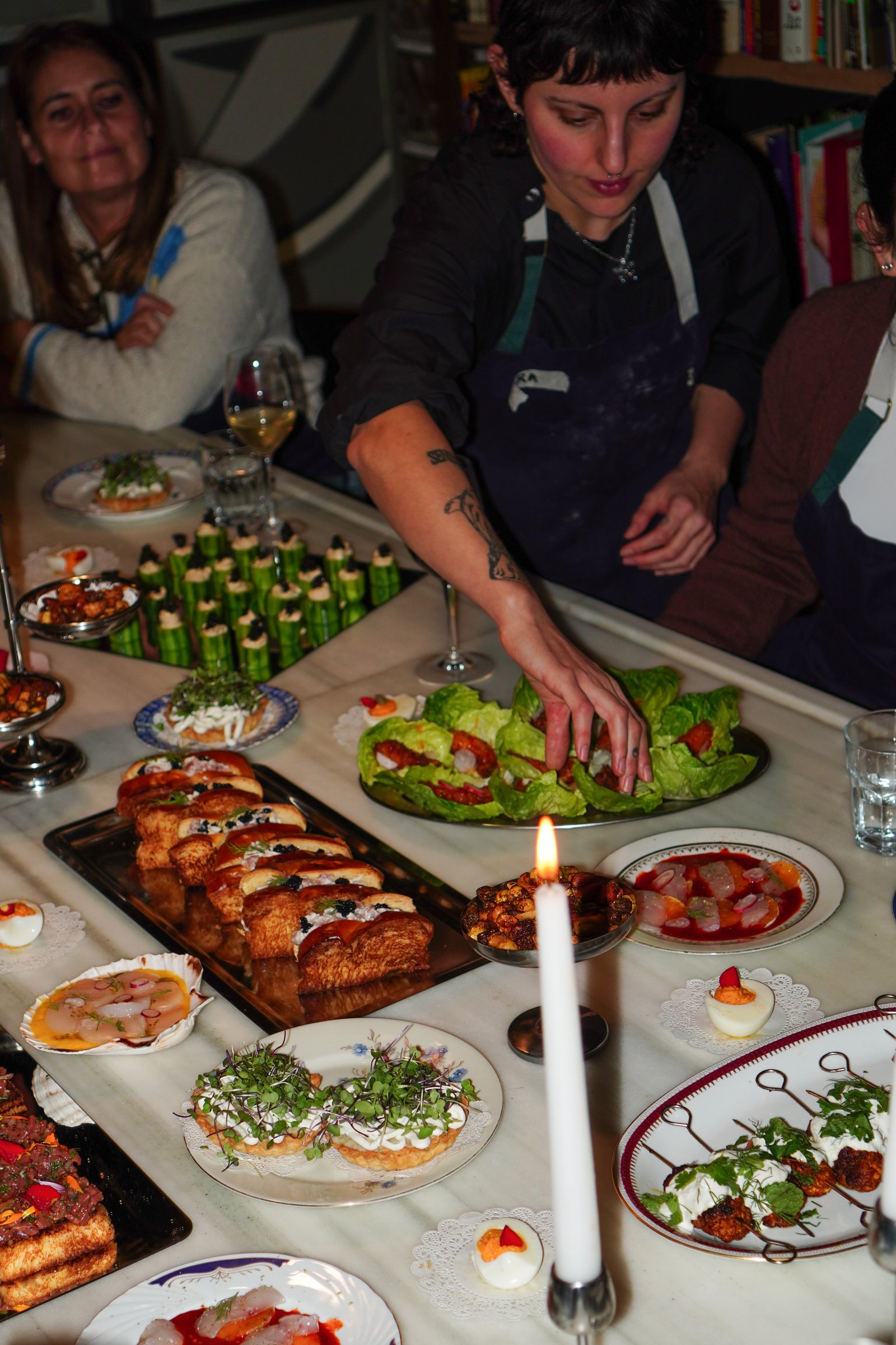 Participante sirviéndose de la mesa al final del taller